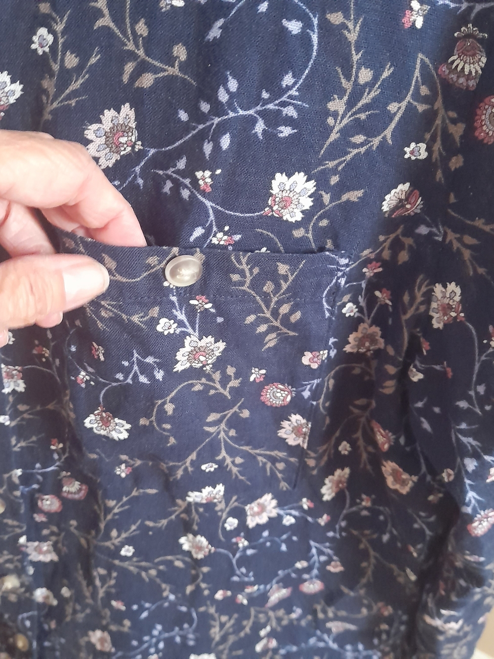 Reitmans Navy Cottin/Linen Blend Floral Button-Down Blouse - Picture 3 of 5